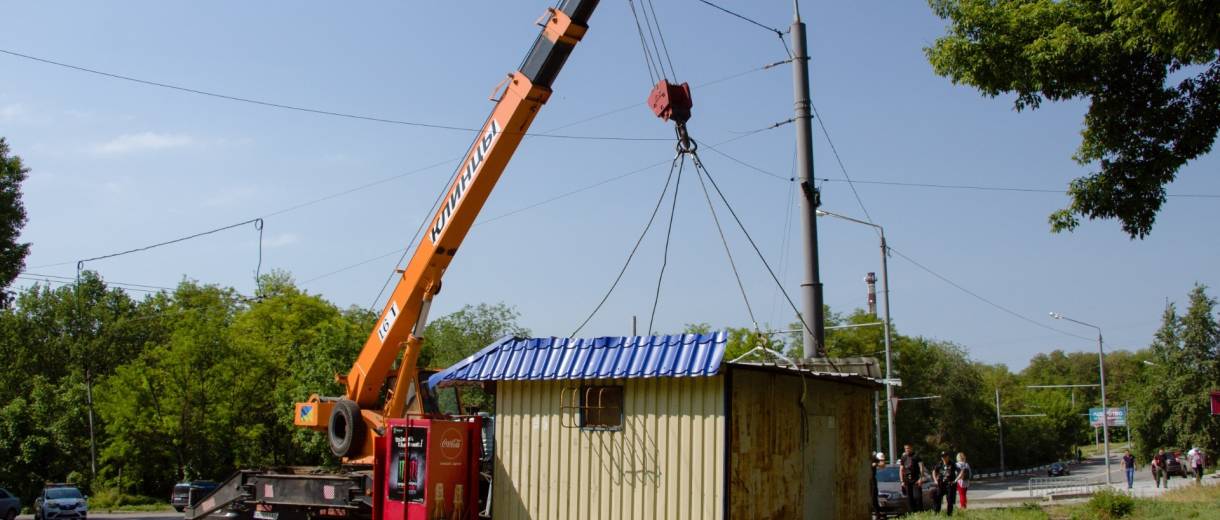 В Дніпрі демонтували кіоск, в якому незаконно продавали алкоголь