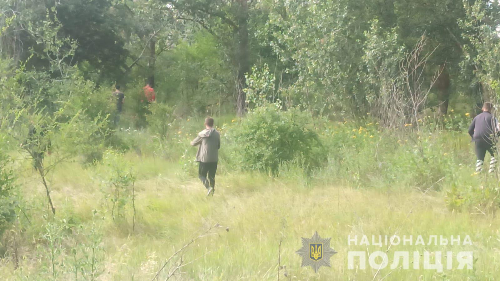Під Дніпром у полі знайшли мертву дитину без одягу