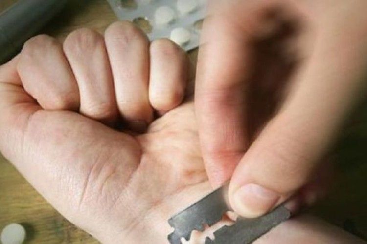 Попытка суицида: в Днепре девочка посреди улицы резала себе вены (ФОТО)