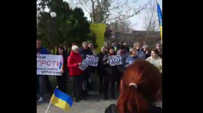 “Свободу пленным!”: в Голой Пристани люди требуют вернуть мэра и всех похищенных (ВИДЕО)