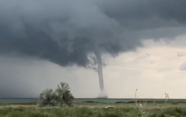 Торнадо, град и шквальный ветер: такой отдых на Азове отдыхающие запомнят надолго (ВИДЕО)