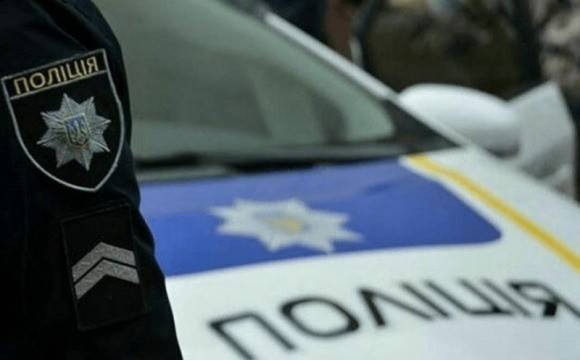 В Днепре полицейский спас женщину, на которую напали с ножом на остановке