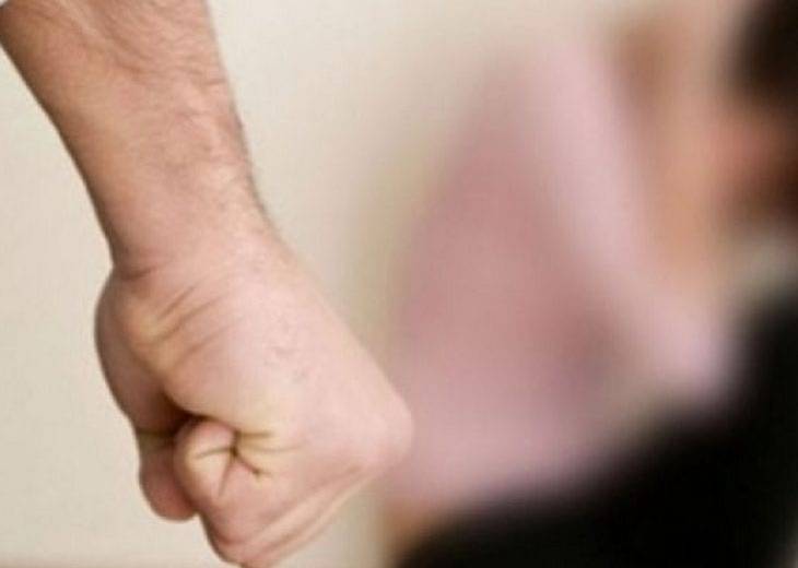 В Днепре мужчина жестоко избивал женщину на улице