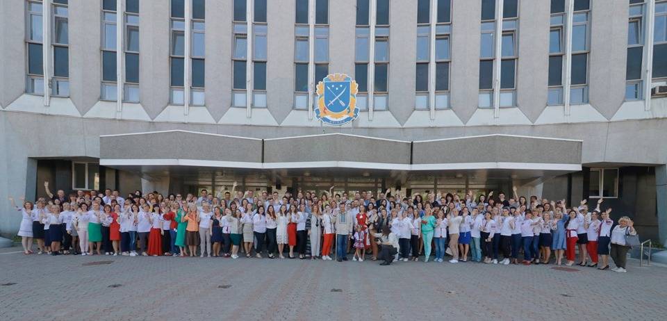 Горсовет Днепра  поддержал праздник вышиванки: фото