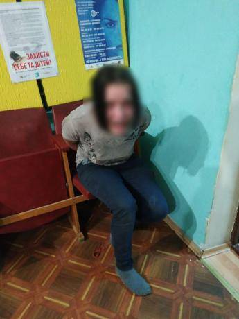 В Днепре мать на улице успокаивала младенца водкой