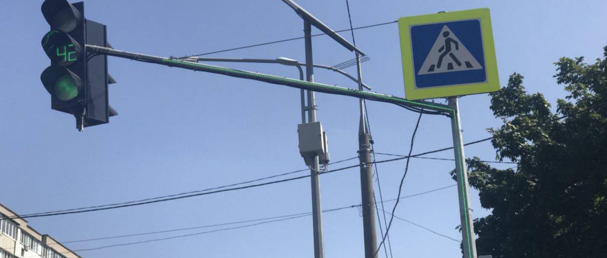 В Днепре на загруженных перекрестках сигналы светофоров дублирует специальная светодиодная лента