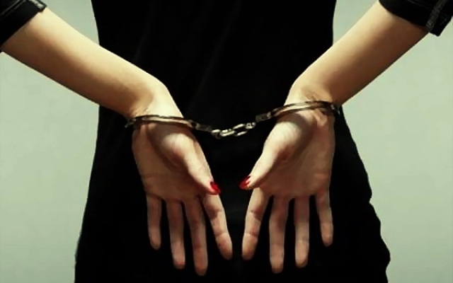 Срывала с детей серьги и цепочки: под Днепром полиция задержала серийную воровку (ФОТО)