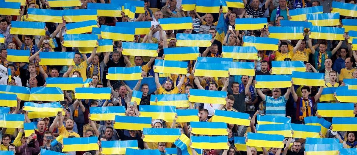 Болельщики вывесили баннер “УЕФА, Днепр-1 — афера Коломойского”
