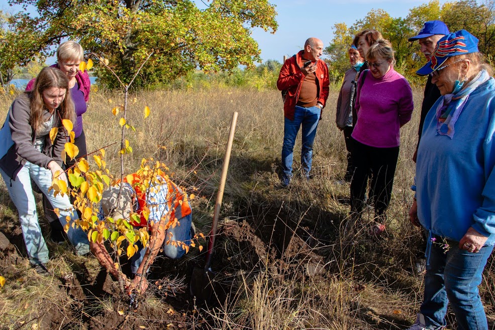 Дніпро – квітучий: у місті для дніпрян організували майстер-клас з пересадки дерев