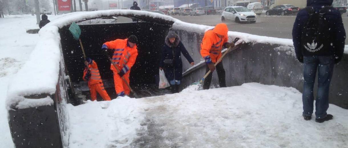 Негода у Дніпрі: комунальні служби працюють над ліквідацією наслідків