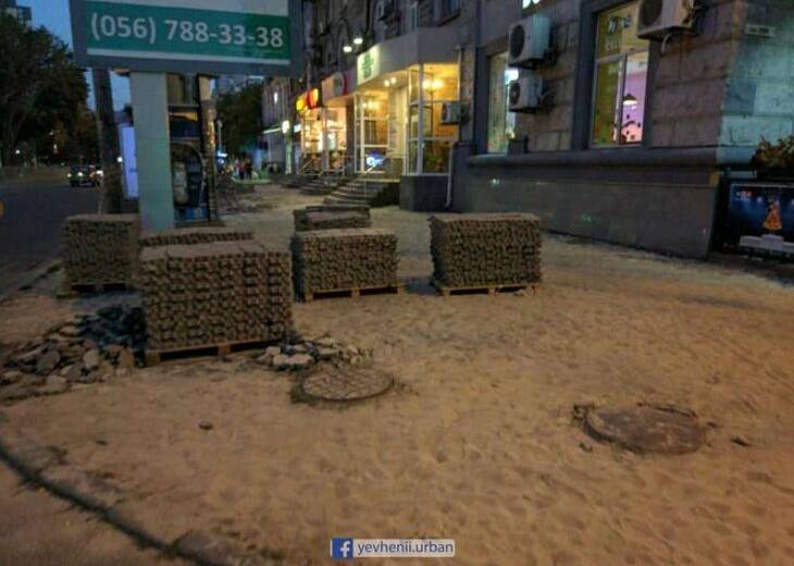 В Днепре кипит ремонт на одном из центральных тротуаров