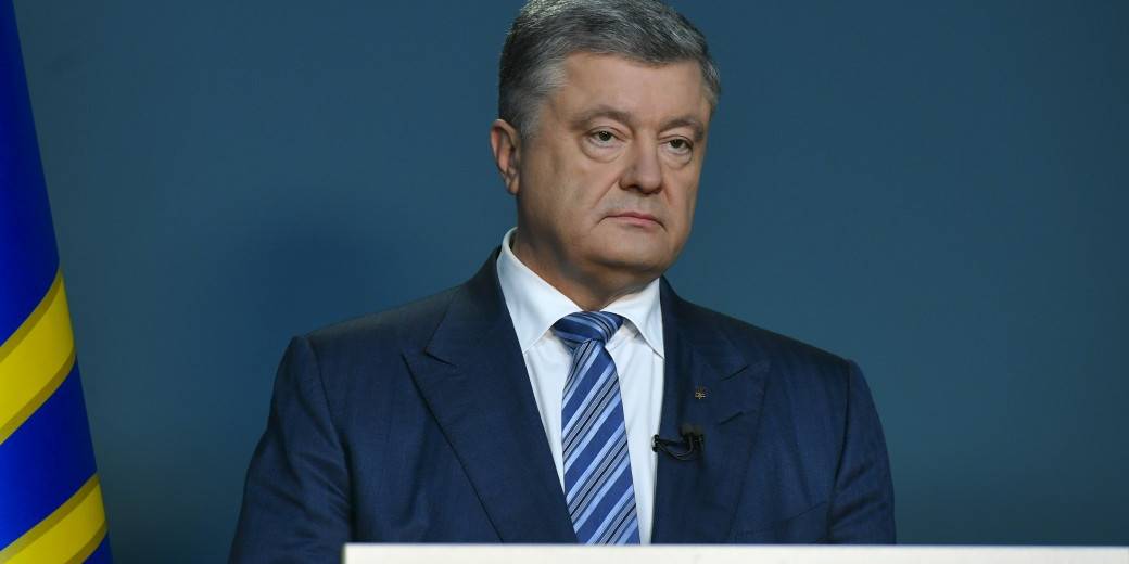 Пятого президента Украины с третьей попытки выпустили из страны