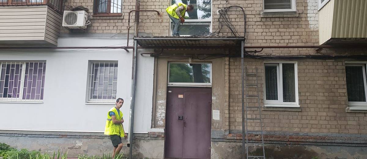 В Шевченковском районе меняют аварийные козырьки над подъездами (ВИДЕО)