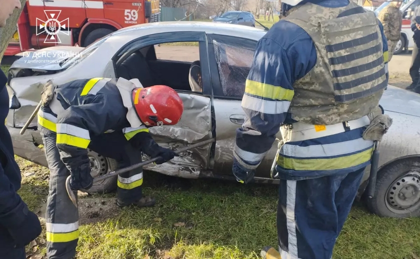 На Дніпропетровщині жінку затисло у легковику через ДТП