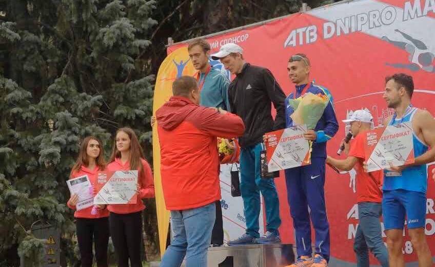 Борис Филатов наградил лидеров полумарафонской дистанции третьего ATB DNIPRO MARATHON: фото