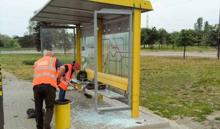 В Днепре из-за ссоры с девушкой и пива пострадала остановка