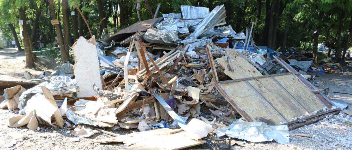 В Днепре демонтировали сразу около 40 незаконных киосков на жилом массиве Тополь