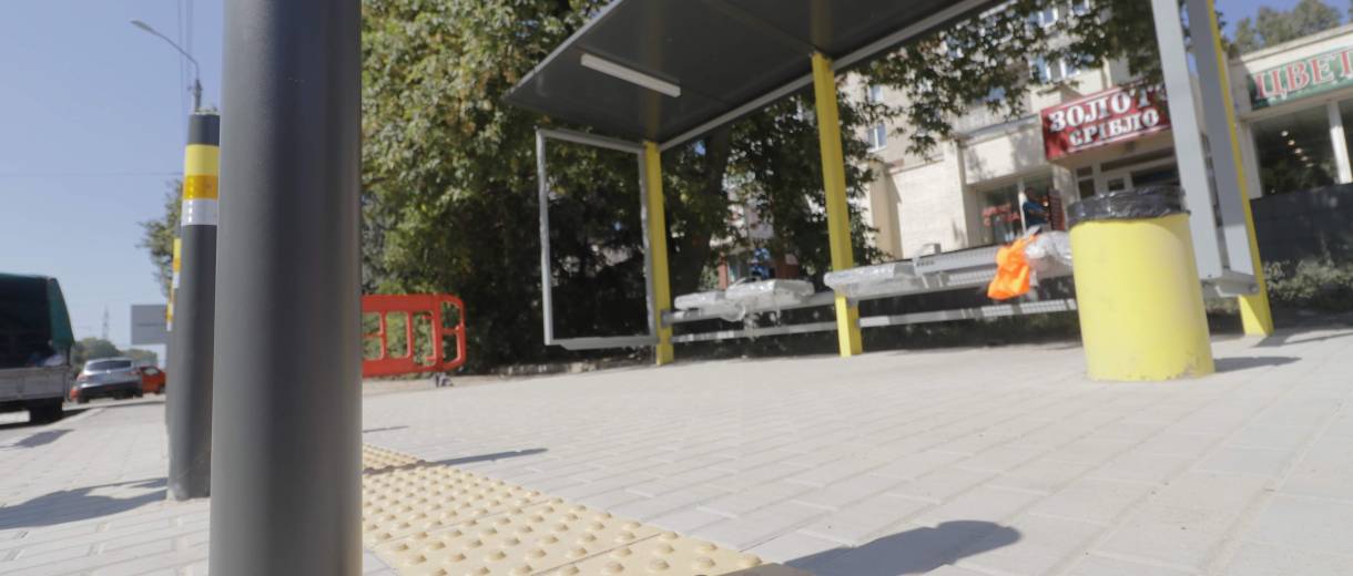 В Днепре на новом маршруте троллейбуса устанавливают 7 современных остановочных комплексов