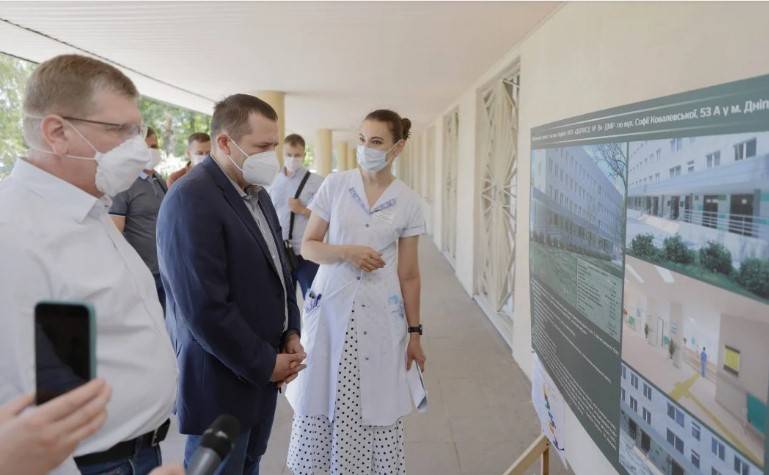 В Днепре к концу сентября закончат капремонты в 7 медицинских центрах