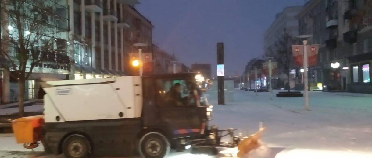 За ніч комунальники Дніпра висипали на дороги міста понад 800 тонн протиожеледної суміші