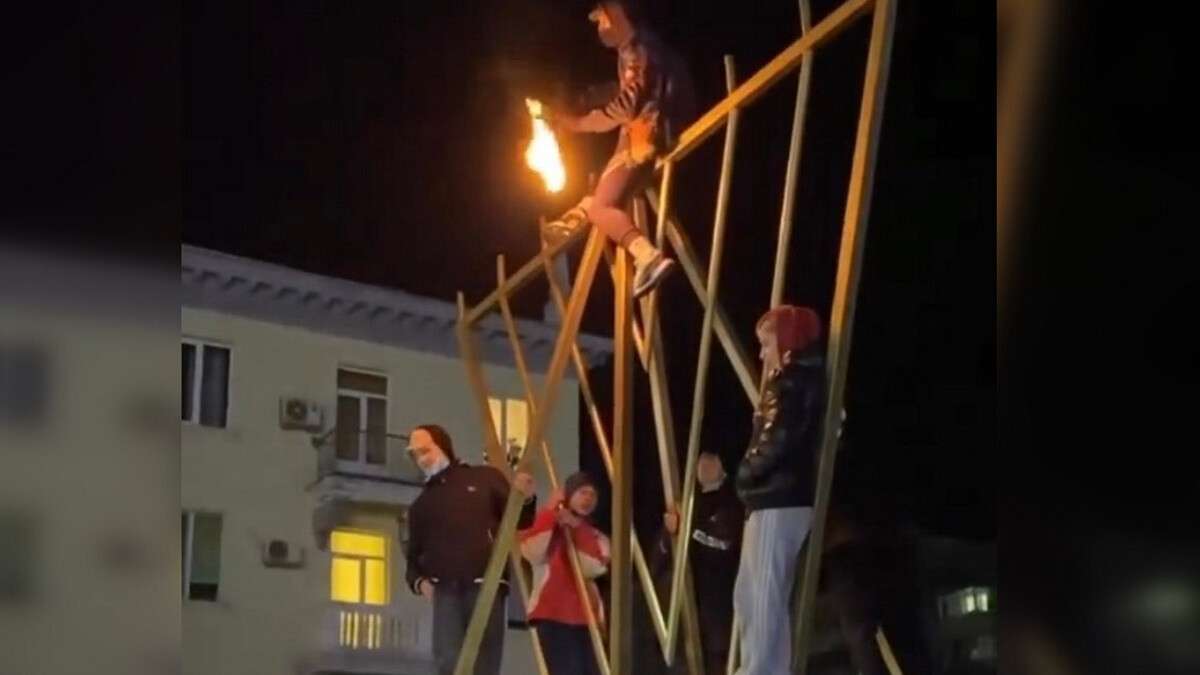 Под Днепром фанаты блогера осквернили Ханукию (ФОТО, ВИДЕО)