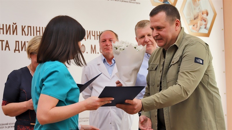 «Подяки від усіх дніпрян»: Філатов нагородив фахівців лікарні матері та дитини ім. Руднєва, яка відзначає 110-річчя заснування