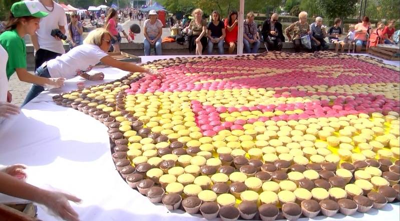 На Дніпропетровщині створили рекордний герб з кексів