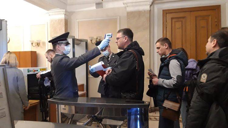 Украина закрывает границы. Зафиксирована первая смерть от коронавируса в стране