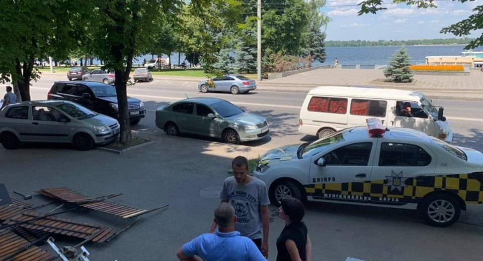 В Днепре депутат горсовета подрался с муниципальными инспекторами из-за летней площадки кафе (видео)