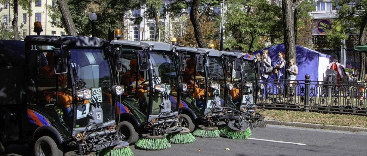 Вперше у Дніпрі на День міста відбувся парад комунальної техніки (ФОТО)