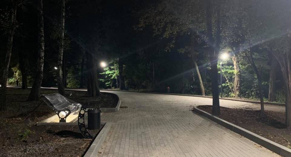 У Дніпрі встановили лавки з підсвіткою (ФОТО)