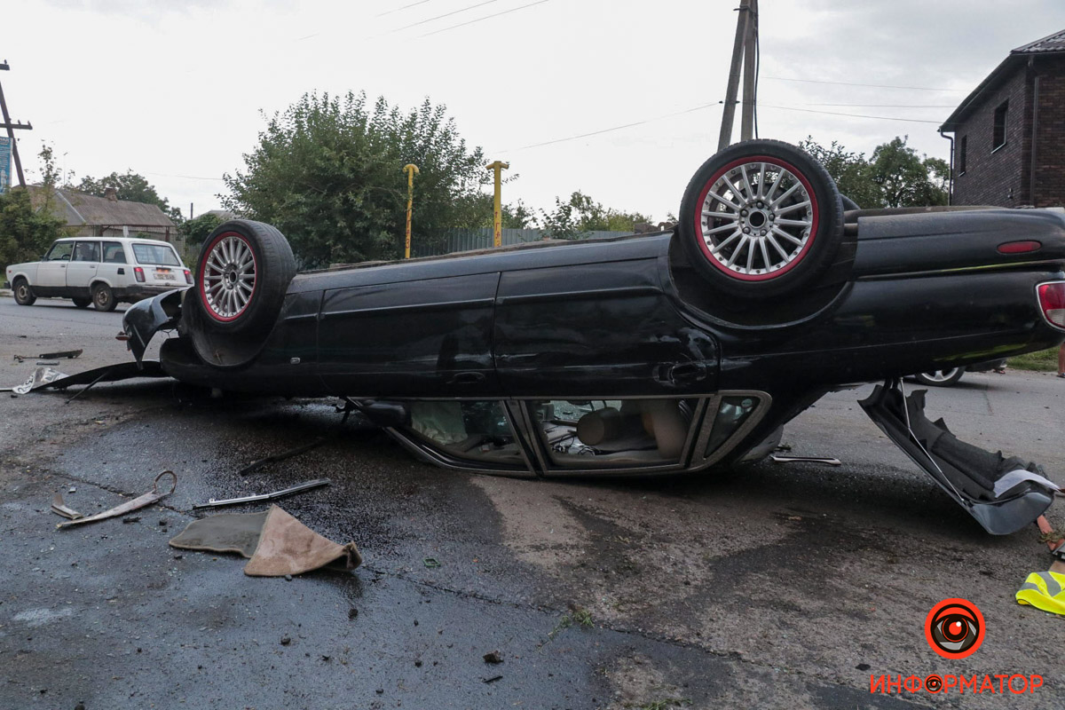 Водій міг бути п’яним. В Дніпрі Jaguar протаранив швидку з важким пацієнтом та легковик й зробив три кульбіта