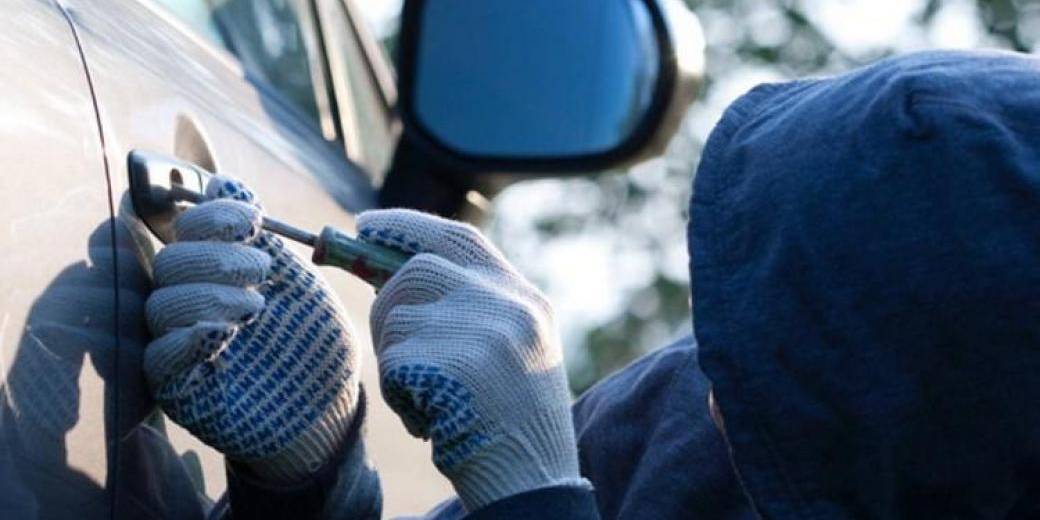 На Днепропетровщине угнали машину прямо из гаража
