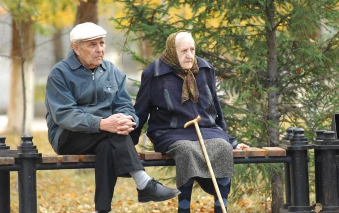 Черговий чиновник не зміг стримати своє обурення з приводу бюджетників, і заявив, що пенсіонери – це хитрі халявщики