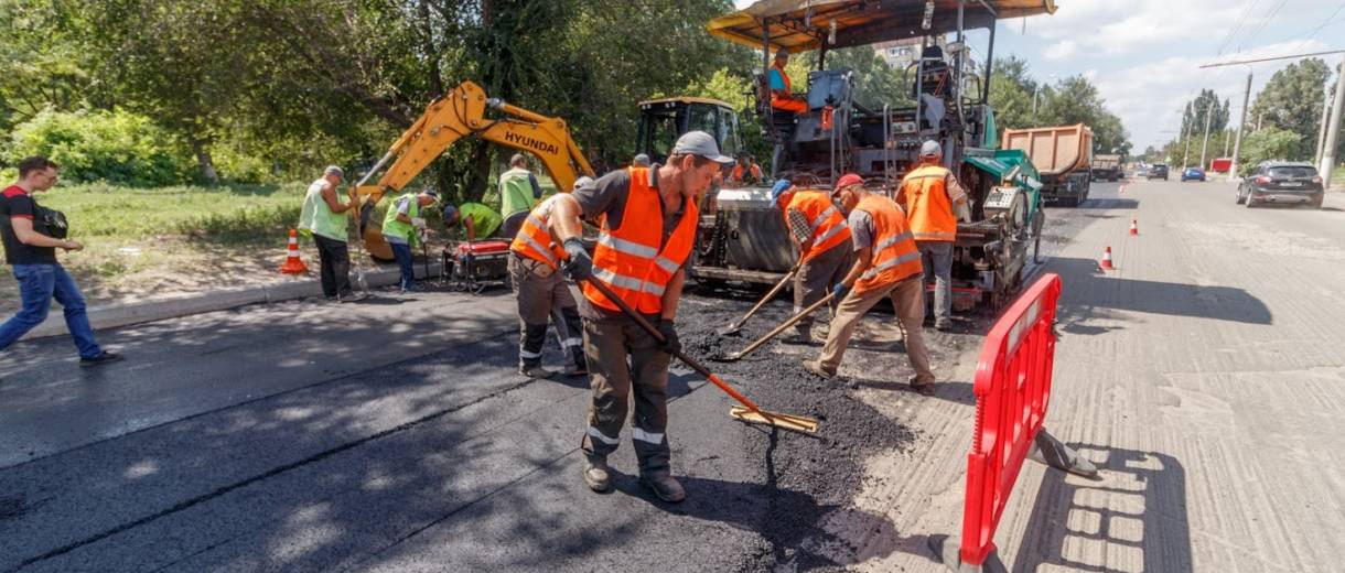 В Днепре ремонтируют дорогу и дождеприемники на улице Березинской