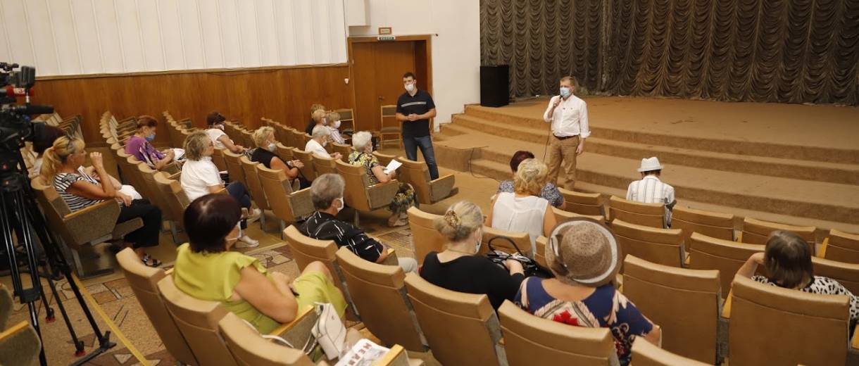 В Днепре слушатели «Университета третьего возраста» встретились с заместителем мэра