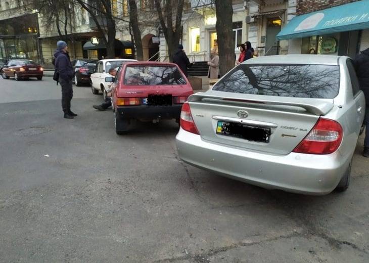 В Днепре мужчина избил старика за просьбу освободить проезд