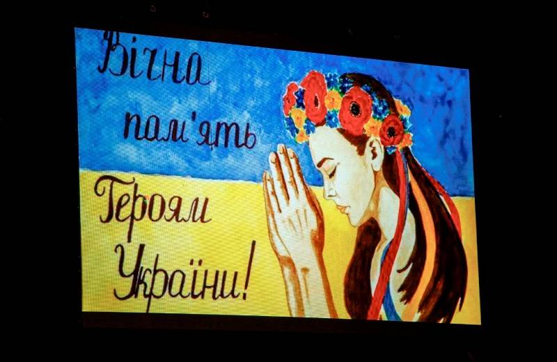 Днепр почтил память героев Небесной сотни спектаклем-реквиемом: фото