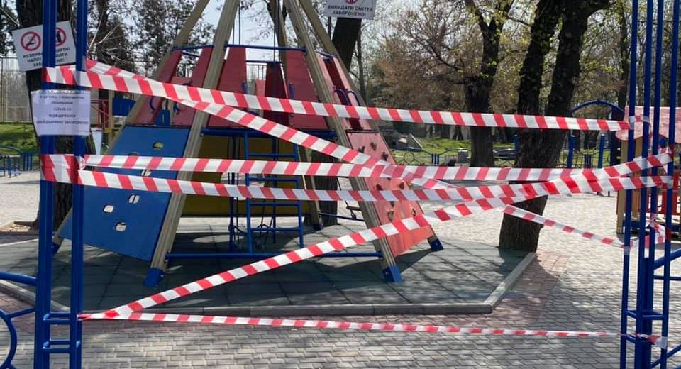 В Днепре запретили пользоваться детскими площадками