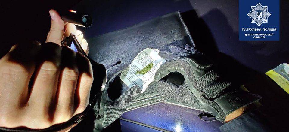 В Днепре задержали авто с наркотиками и несовершеннолетним