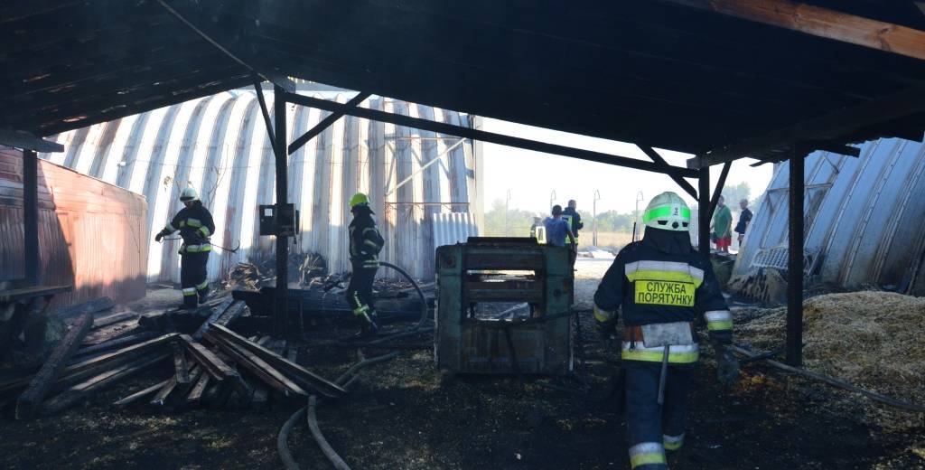 В Днепре из-за пожара в ангарах на Мануйловском оказалось задымлено несколько улиц (ВИДЕО)