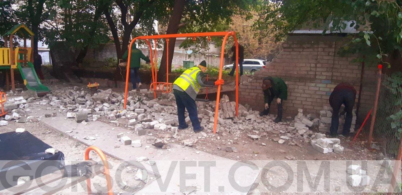 В Днепре рядом с площадкой обрушился кирпичный забор: чудом не пострадали дети (ФОТО, ВИДЕО)