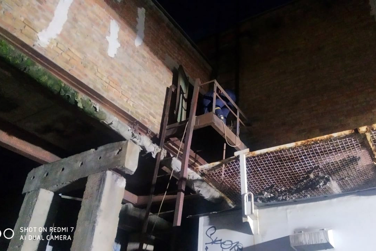 Пять суток до истощения: бездомный в Днепре застрял в трубе