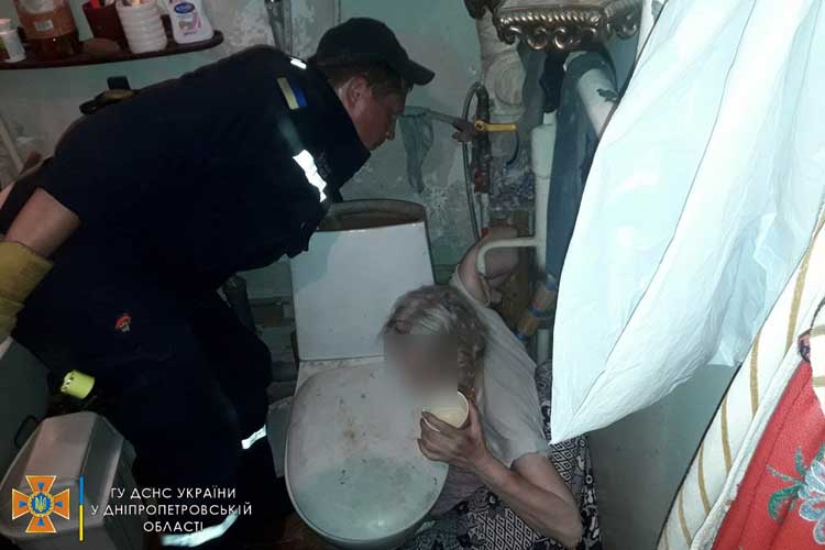 Несколько суток просидела между трубами: в Днепре спасли пожилую женщину