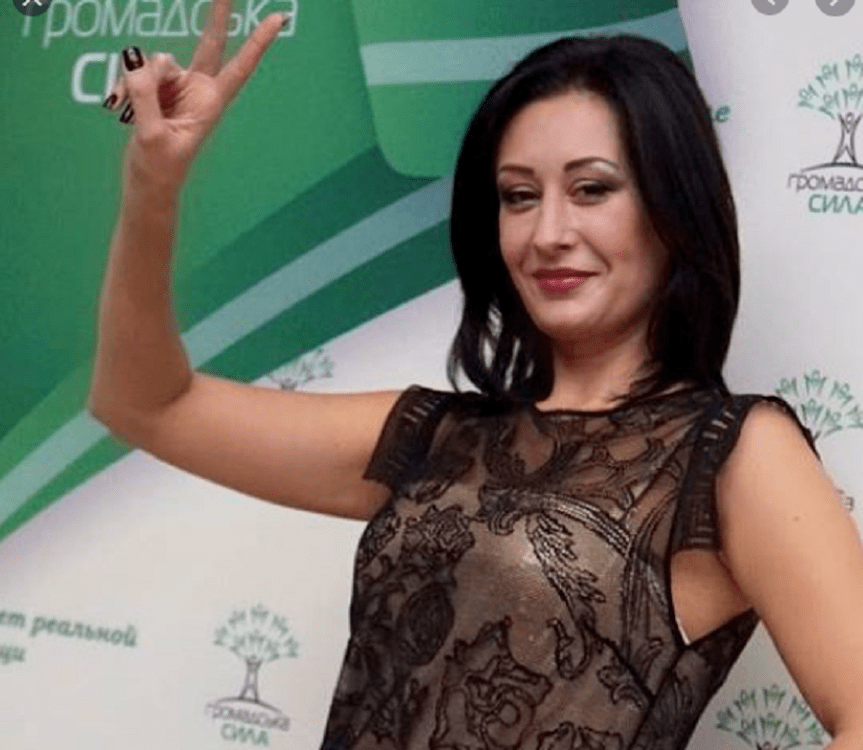 Любимая соратница Краснова попала в секс-скандал: как Збарская каталась в кабриолете со скандальным социологом (ВИДЕО)