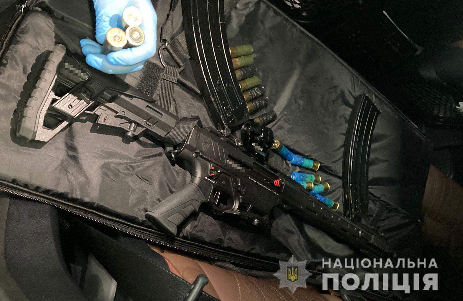 У центрі Дніпра озброєна група напала на чоловіка та пошкодила його авто