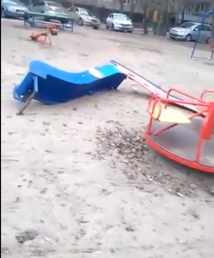 В Днепре вандалы уничтожили детскую площадку: видео