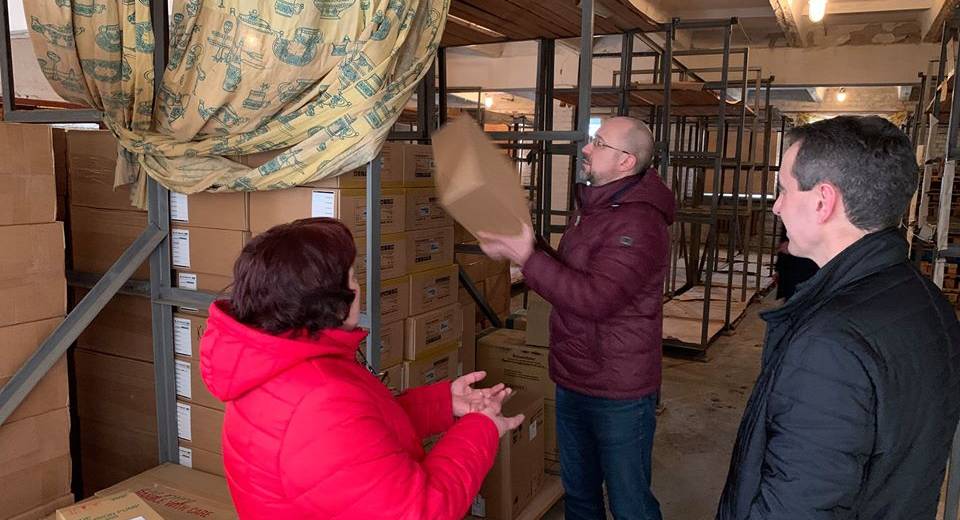 Сегодня в учреждения здравоохранения по всей Украине доставят 10 млн медицинских масок