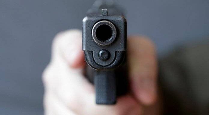 Мужчина открыл стрельбу в магазине, и 2 раза выстрелил в голову женщине