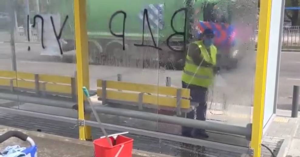 Як у Дніпрі під час карантину приводять до ладу зупинки транспорту (ВІДЕО)